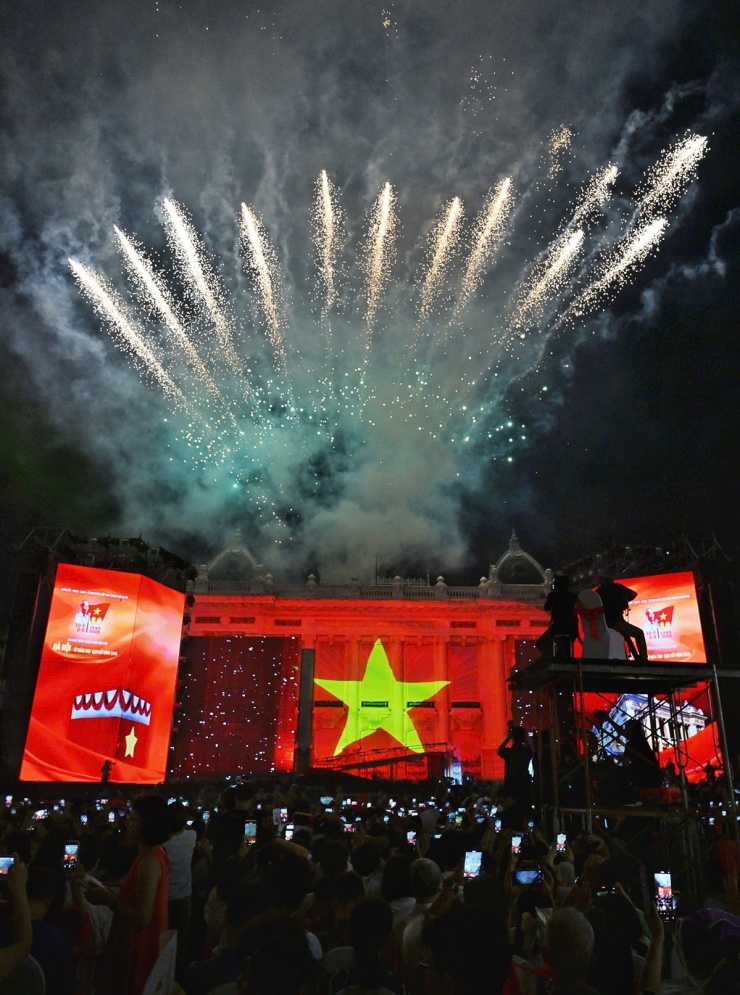 Kết thúc chương trình là màn bắn pháo hoa nghệ thuật. Người dân hào hứng dùng điện thoại ghi lại hình ảnh bầu trời thủ đô lung linh, rực rỡ.