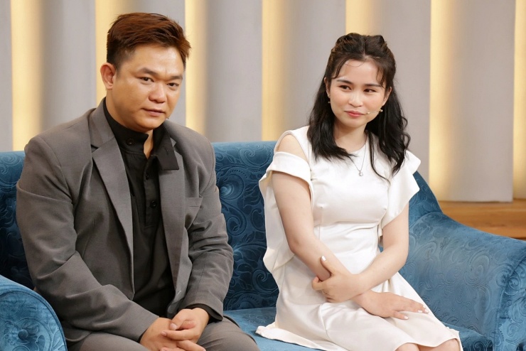 Đông Thiên Đức và vợ tại một chương trình.