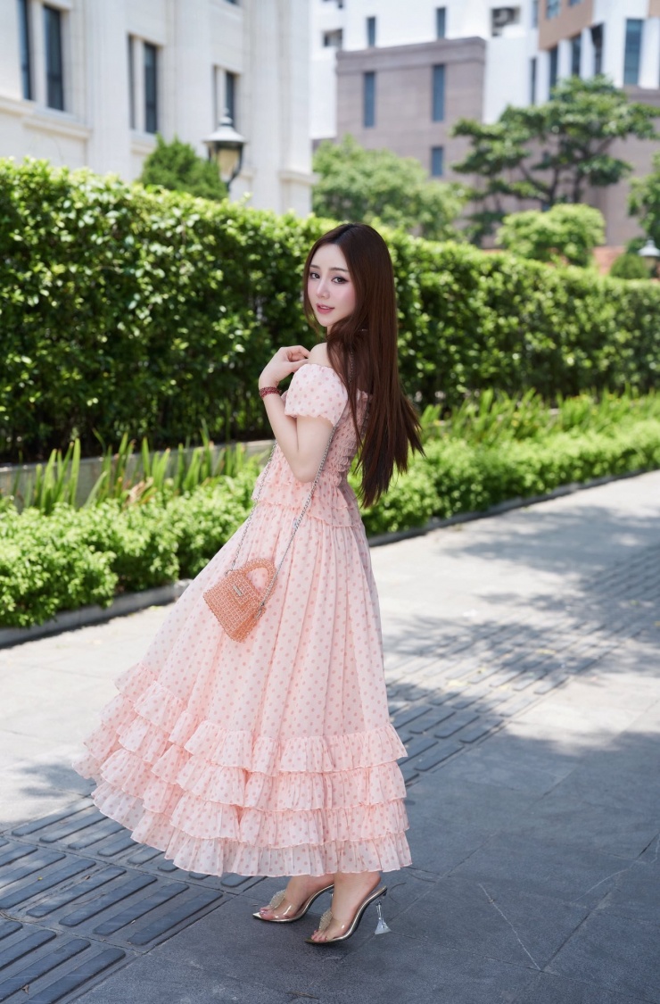 Trái ngược tạo hình trên phim, Quỳnh Kool được nhận xét ngày càng thăng hạng về nhan sắc. 