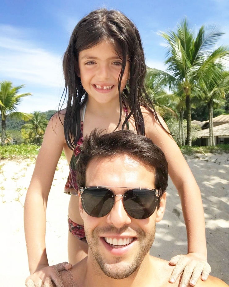 Cô bé nghỉ dưỡng biển cùng bố lúc 6 tuổi, vẫn đáng yêu dù mất răng cửa. Từ sau khi bố mẹ ly hôn, cuộc sống của các con Kaka luôn là đề tài được truyền thông lẫn công chúng quan tâm. Nhiều trang tin quốc tế từng đưa tin Kaka bị vợ đầu bỏ vì quá hoàn hảo, tuy nhiên thông tin chưa được xác thực.