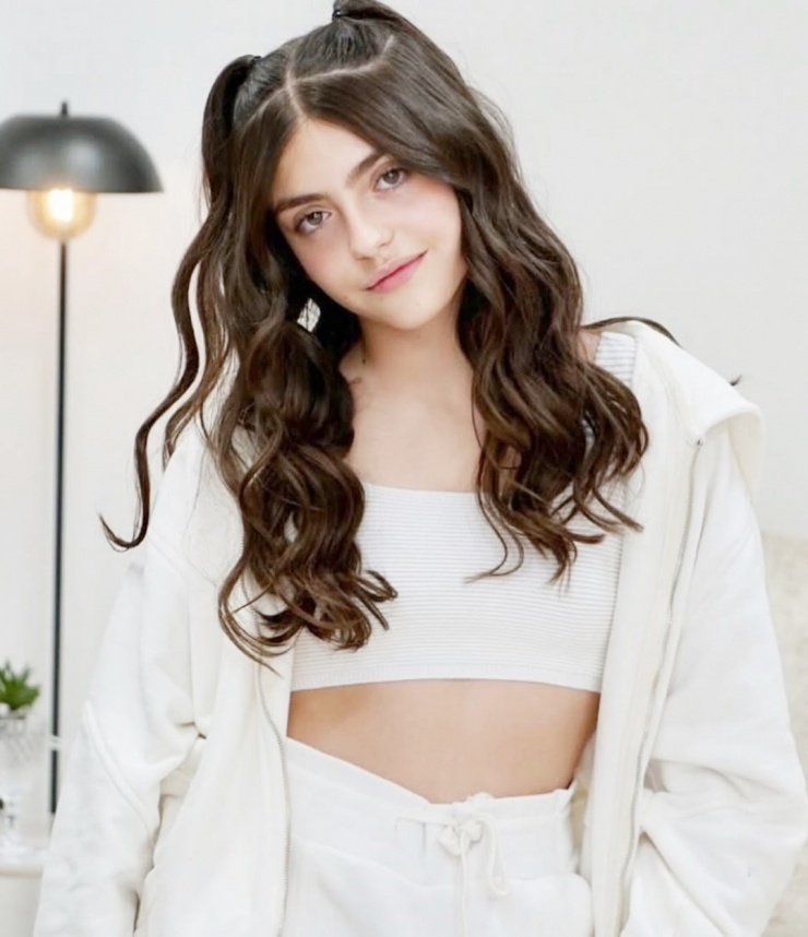 Ở tuổi lên 10, Isabella được mẹ định hướng phong cách vừa đáng yêu, vừa tinh nghịch. Cô bé cùng anh trai sống với mẹ ở Brazil, nhưng thường xuyên gặp gỡ bố.