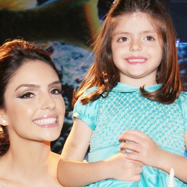 Isabella trong tiệc sinh nhật 4 tuổi - thời điểm bố mẹ bé bắt đầu rạn nứt. Cô bé được khen thừa hưởng nhiều nét đẹp của mẹ, từ nụ cười đến vẻ tinh khôi. Người mẫu Caroline Celico nổi tiếng đẹp từ nhỏ, được nhiều người theo đuổi. Chuyện tình Celico - Kaka từng được báo giới ví như cổ tích nhưng đứt gánh hồi 2015, sau 10 năm kết hôn. Họ không tiết lộ nguyên nhân tan vỡ.