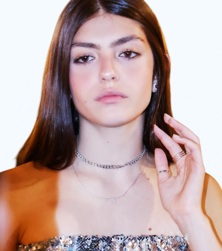 Ở tiệc sinh nhật thứ 13 hồi năm ngoái, Isabelle diện mốt sequin do mẹ cô bé thiết kế. Nhiều khán giả nhận xét cô bé ra dáng thiếu nữ, gương mặt đậm chất điện ảnh. Người đẹp Caroline Celico ủng hộ con theo đuổi phong cách gợi cảm.