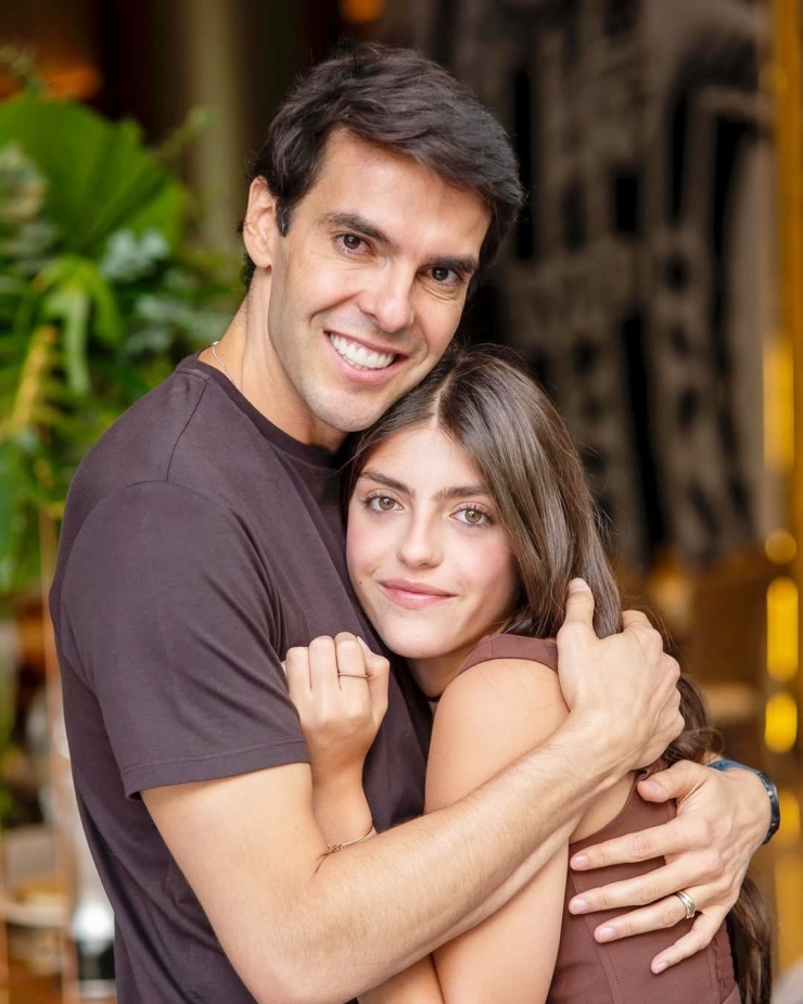 Isabella trong vòng tay bố ở tuổi 13. Kaka từng khen con gái dịu dàng, ngoan ngoãn, luôn quan tâm cảm xúc của mọi người.