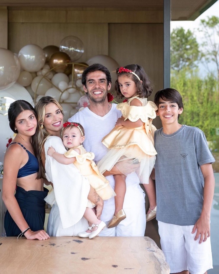 Isabella (ngoài cùng bên trái) ở tiệc gia đình mới của bố, tháng 1/2024. Cô bé thân thiết với mẹ kế - người mẫu Carolina Dias, chiều chuộng hai em gái. Kaka và Carolina Dias kết hôn năm 2019, lần lượt đón bé Esther (gần 6 tuổi), Sarah (gần 2 tuổi).