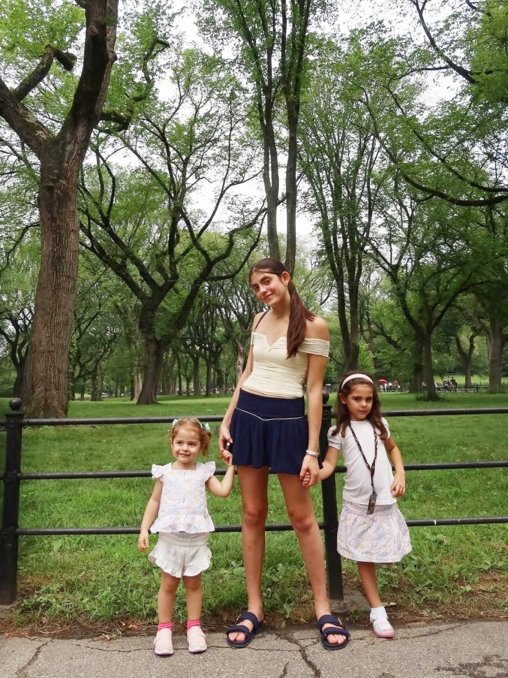 Isabella lăng xê mốt trễ vai, đưa hai em gái cùng cha khác mẹ đến công viên chơi, trong chuyến du lịch Mỹ hồi tháng 7. Hai bé Esther, Sarah rất bám anh chị.