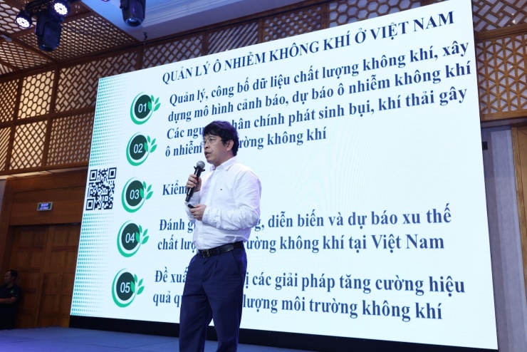 TS Nguyễn Đình Thọ đưa ra các giải pháp được nhiều nước thực hiện khi điện hóa phương tiện giao thông. Ảnh: Quang Định