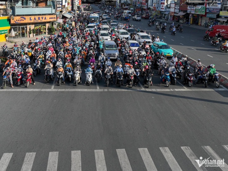 TPHCM có khoảng 10 triệu xe máy và khoảng 1,7 triệu xe ô tô. Phát thải từ hoạt động giao thông được xác định là nguyên nhân gây ô nhiễm chính tại thành phố. Ảnh: Nguyễn Huế