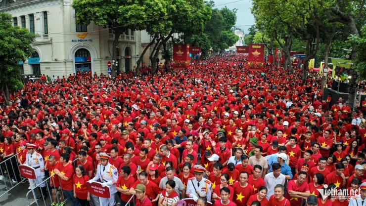Hàng trăm nghìn người mặc áo cờ đỏ sao vàng đi bộ mừng Quốc khánh - 4