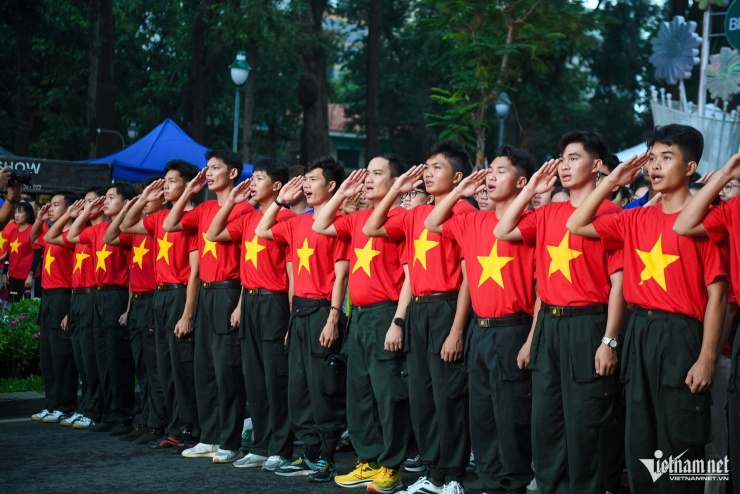 Hàng trăm nghìn người mặc áo cờ đỏ sao vàng đi bộ mừng Quốc khánh - 12