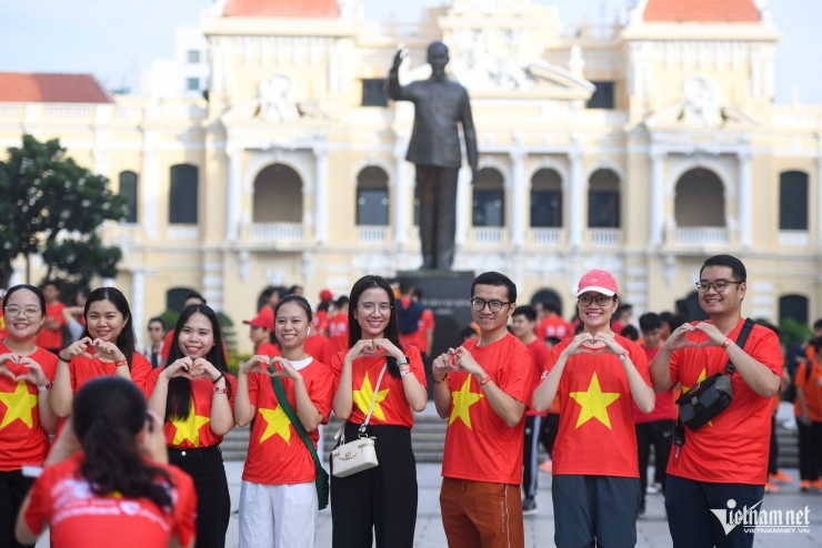 Hàng trăm nghìn người mặc áo cờ đỏ sao vàng đi bộ mừng Quốc khánh - 20