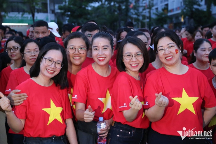 Hàng trăm nghìn người mặc áo cờ đỏ sao vàng đi bộ mừng Quốc khánh - 23