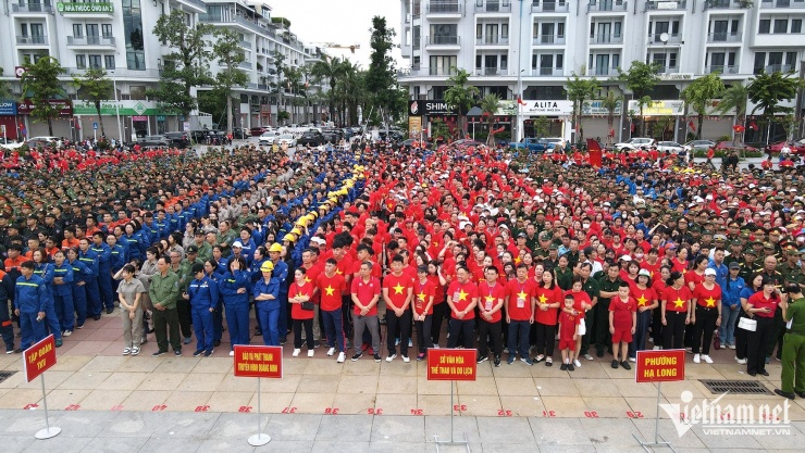 Hàng trăm nghìn người mặc áo cờ đỏ sao vàng đi bộ mừng Quốc khánh - 22