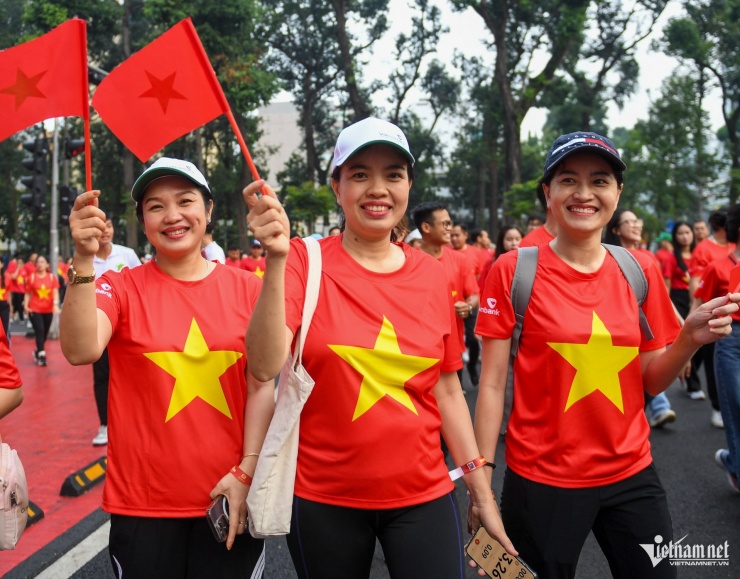 Hàng trăm nghìn người mặc áo cờ đỏ sao vàng đi bộ mừng Quốc khánh - 21