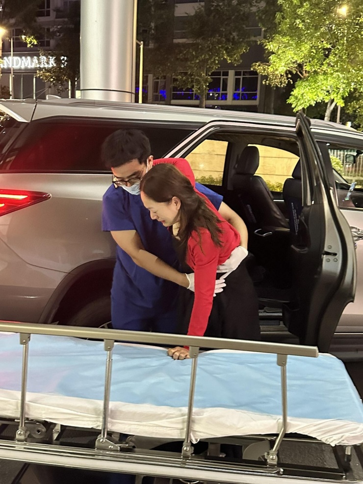 Lan Phương chia sẻ hình ảnh đáng lo ngại khi cần tới nhân viên dìu đỡ.&nbsp;