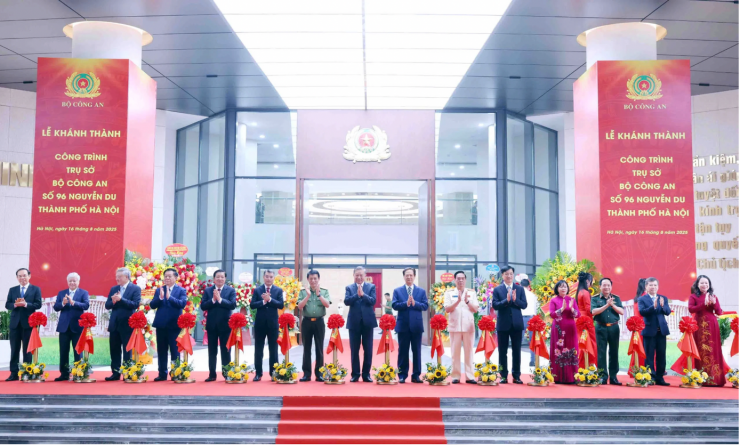 Tổng Bí thư Tô Lâm, Bộ trưởng Lương Tam Quang và các đại biểu thực hiện nghi thức cắt băng khánh thành Trụ sở Bộ Công an.