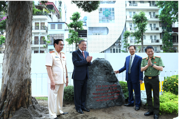 Tổng Bí thư Tô Lâm và các đại biểu trồng cây lưu niệm trong khuôn viên Trụ sở Bộ Công an.