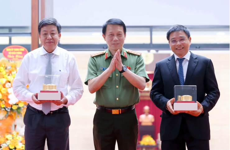 Bộ trưởng Lương Tam Quang tặng quà lưu niệm các đơn vị có đóng góp trong công tác triển khai Dự án.