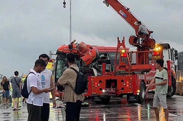 Xe khách bị hư hỏng nặng sau va chạm trên cao tốc.