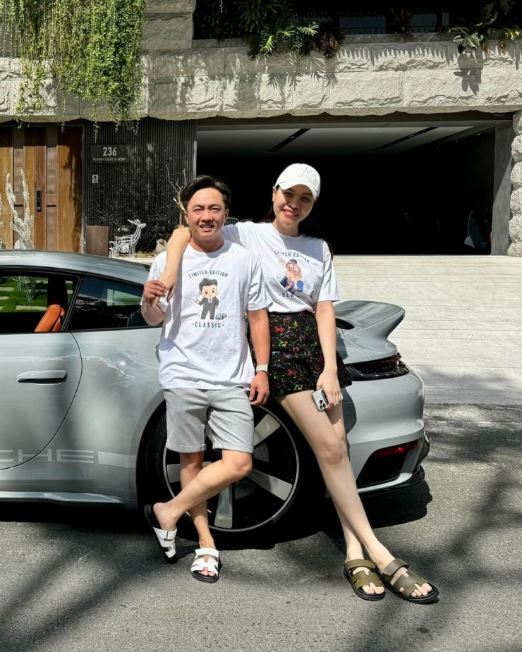 Tình cảm khăng khít của vợ chồng đại gia phố núi còn được thể hiện qua mẫu dép bệt Chypre của Hermes. Đây cũng là món đồ được giới nhà giàu ưa chuộng. Cường Đôla - Đàm Thu Trang sắm nhiều màu sắc của đôi dép này và cùng nhau diện khi ra phố.