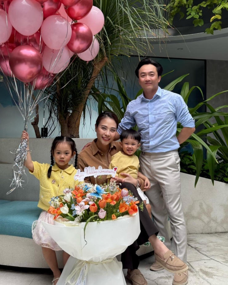 Summer Walk được mệnh danh là 'đôi giày lười của giới tỷ phú' với phong cách thanh lịch, êm chân. Tủ đồ của Cường Đôla - Đàm Thu Trang có nhiều đôi giá khoảng gần 30 triệu đồng với đủ màu sắc, được cặp sao ứng dụng trong nhiều hoàn cảnh.