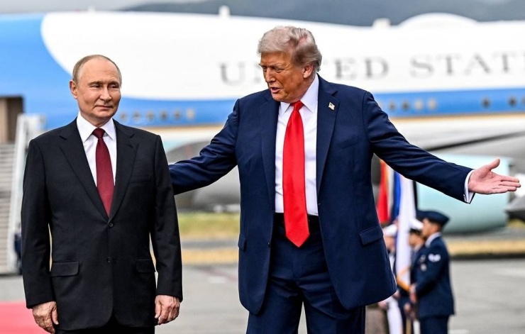 Tổng thống Mỹ Donald Trump đón Tổng thống Nga Vladimir Putin đến Alaska. (Ảnh: Tass)