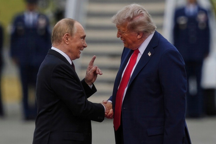 Tổng thống Mỹ Donald Trump đón Tổng thống Vladimir Putin tận sân bay, ngày 15/8. (Ảnh: AP)