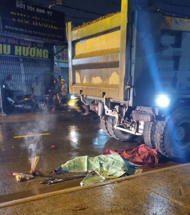 Hiện trường vụ tai nạn giữa xe máy với xe ben