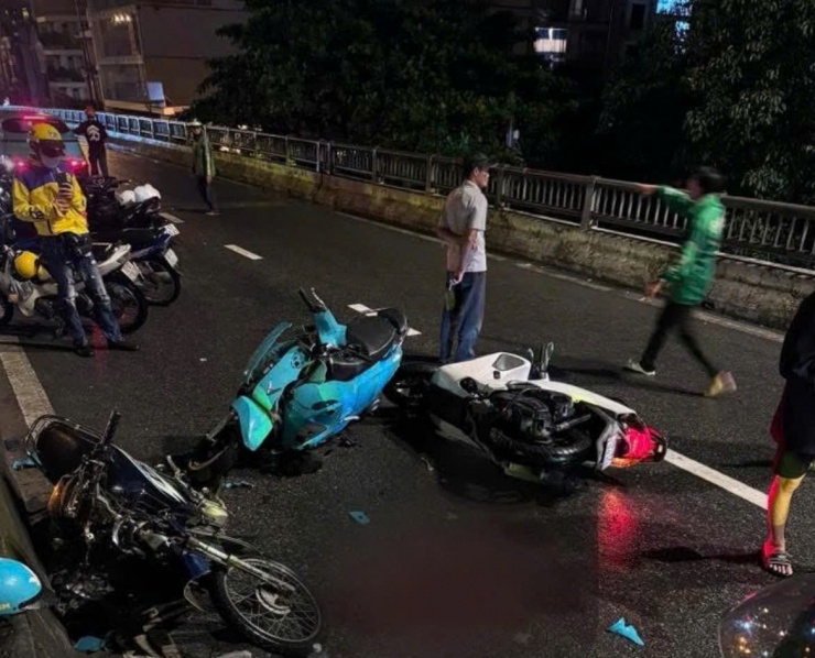 Hiện trường vụ tai nạn xe máy đâm nhau liên hoàn