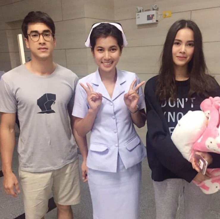 Nữ diễn viên chụp ảnh cùng cặp đôi Nadech Kugimiya - Urassaya Sperbund.