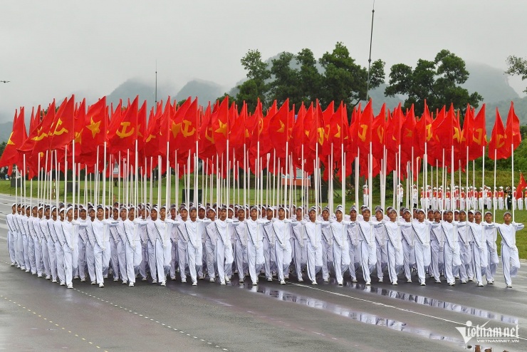Đi đầu đội hình diễu binh, diễu hành là khối cờ Đảng, cờ Tổ quốc
