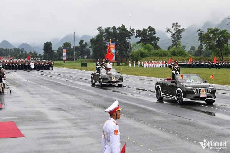 Xe chỉ huy và xe tổ Quân kỳ toàn quân. Quân đội tham gia 27 khối đi, 11 khối đứng. Ngoài các quân binh chủng diễu binh trên mặt đất, Quân đội còn có khối xe tăng, tàu ngầm, tàu mặt nước của hải quân diễu binh.
