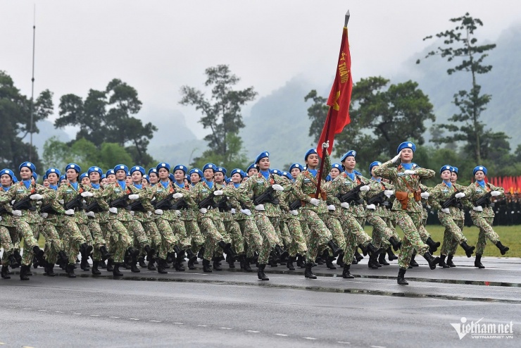 Khối nữ chiến sĩ Gìn giữ hòa bình Việt Nam. Các chiến sĩ có chiều cao lý tưởng, đặc biệt tổ quân kỳ và khối trưởng cần có quân dung tươi tỉnh, tác phong, yếu lĩnh tốt