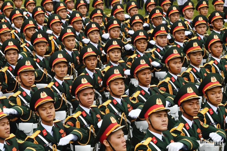 Khối sĩ quan Lục quân. Các khối có 10 hàng ngang, 16 hàng dọc, khối trưởng và tổ quân kỳ