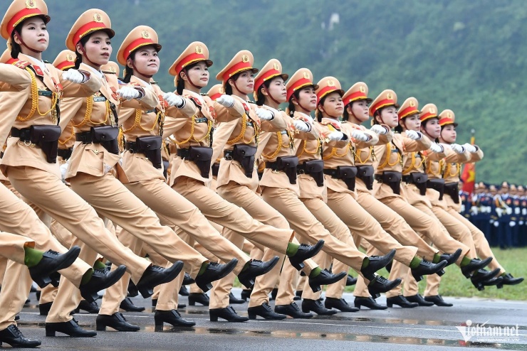 Khối nữ chiến sĩ Cảnh sát giao thông - một trong hai khối nữ của Bộ Công an góp mặt trong lễ diễu binh