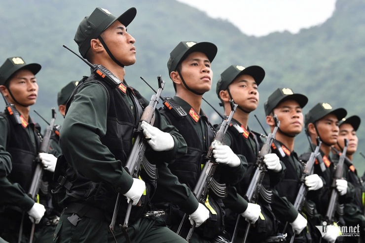 Khối nam sĩ quan Cảnh sát cơ động