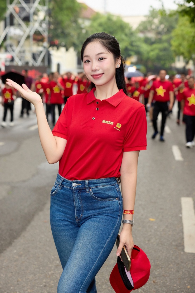 Là Đại sứ Du lịch và Môi trường của cuộc thi Hoa hậu Việt Nam 2024, người đẹp Phạm Thùy Dương hào hứng khi tham dự chương trình. "Với tôi đây là chương trình rất có ý nghĩa vì hoạt động đi bộ không chỉ khuyến khích mọi người rèn luyện sức khỏe mà còn góp phần giảm khí thải carbon", cô chia sẻ.