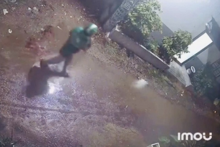 Hình ảnh ông P. ôm vết thương đuổi theo Tính.