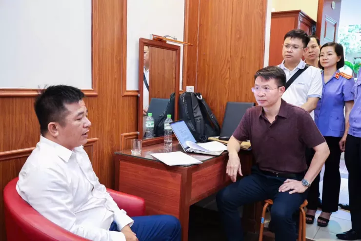 Thiếu tướng Nguyễn Minh Tuấn, Giám đốc Công an tỉnh trực tiếp lấy lời khai đối tượng cầm đầu Nguyễn Chánh Đáng trong ổ nhóm tội phạm. Ảnh: CA Thiếu tướng Nguyễn Minh Tuấn, Giám đốc Công an tỉnh trực tiếp lấy lời khai đối tượng cầm đầu Nguyễn Chánh Đáng trong ổ nhóm tội phạm. Ảnh: CA