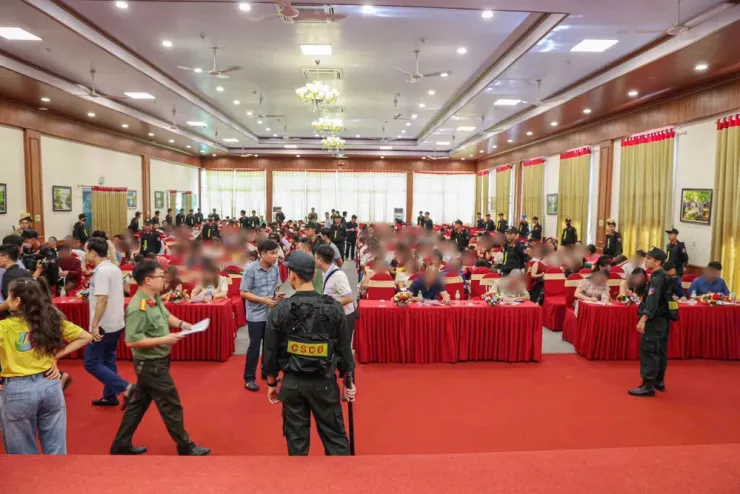 Cơ quan Công an tiến hành khám xét tại hội thảo. Ảnh: CA Cơ quan Công an tiến hành khám xét tại hội thảo. Ảnh: CA