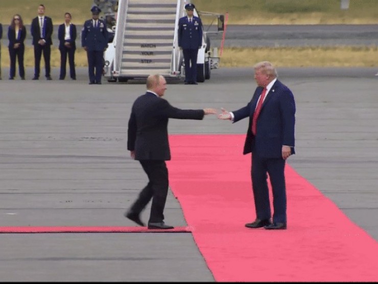 Màn đón tiếp chưa từng có tiền lệ của ông Trump dành cho ông Putin