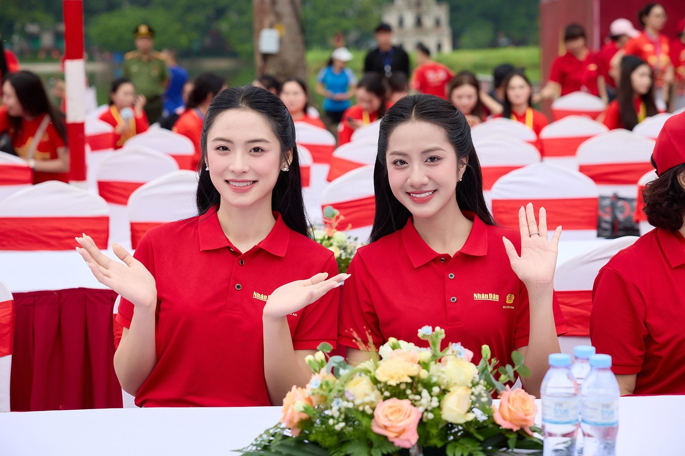 Hoa hậu Hà Trúc Linh, Á hậu Vân Nhi hòa cùng biển người nhuộm đỏ phố đi bộ Hồ Gươm - 1