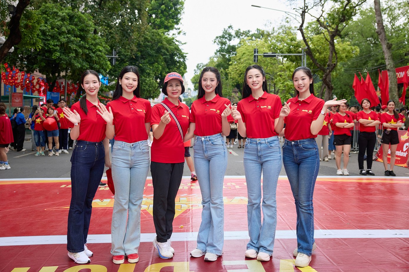 Hoa hậu Hà Trúc Linh, Á hậu Vân Nhi hòa cùng biển người nhuộm đỏ phố đi bộ Hồ Gươm - 12