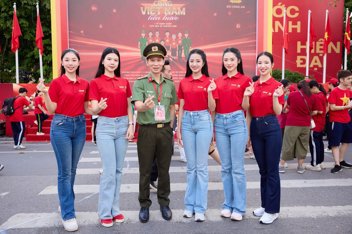 Hoa hậu Hà Trúc Linh, Á hậu Vân Nhi hòa cùng biển người nhuộm đỏ phố đi bộ Hồ Gươm - 13