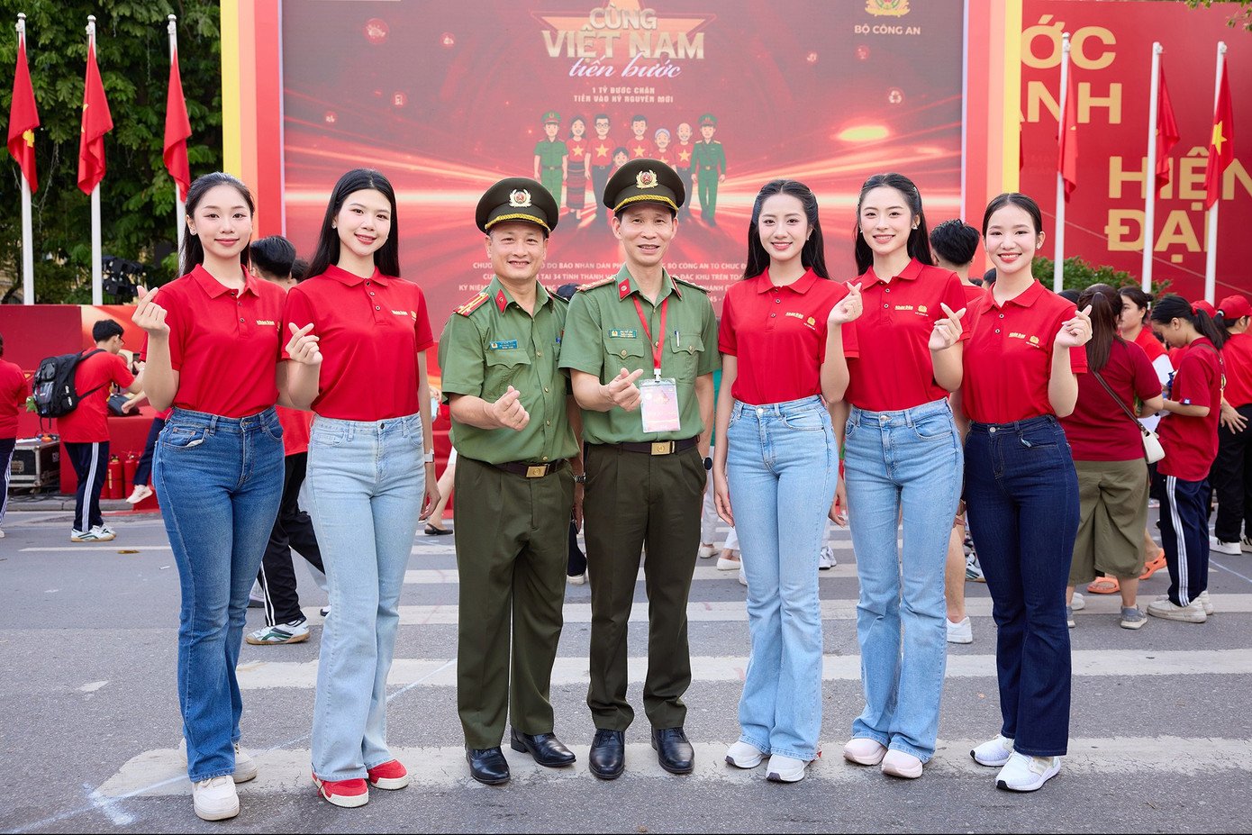 Hoa hậu Hà Trúc Linh, Á hậu Vân Nhi hòa cùng biển người nhuộm đỏ phố đi bộ Hồ Gươm - 14
