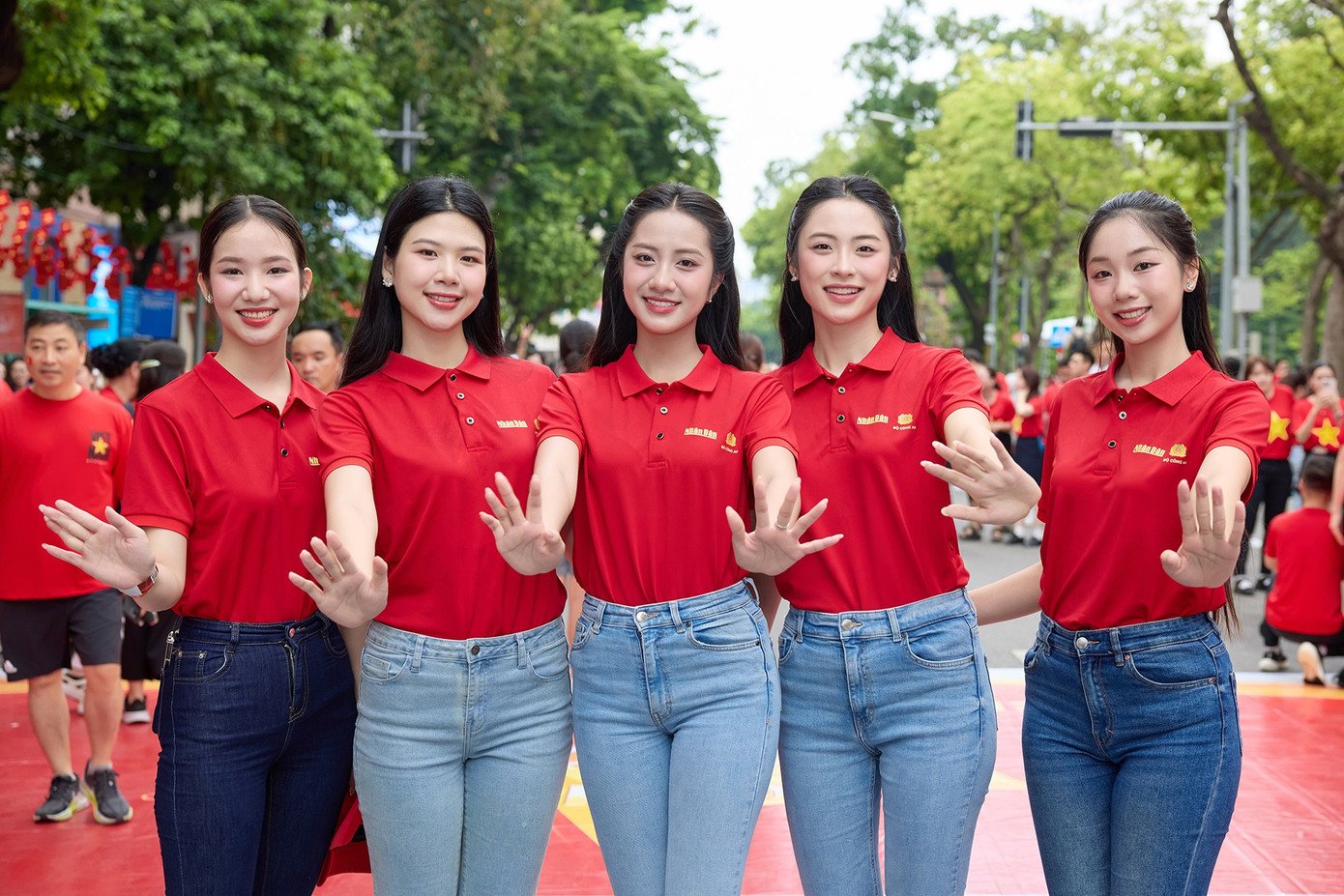 Hoa hậu Hà Trúc Linh, Á hậu Vân Nhi hòa cùng biển người nhuộm đỏ phố đi bộ Hồ Gươm - 19