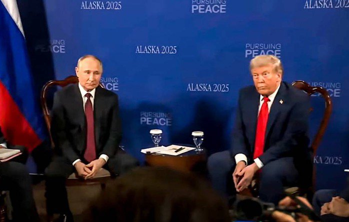 Tổng thống Nga Vladimir Putin (trái) và Tổng thống Mỹ Donald Trump tại hội nghị thượng đỉnh ở Alaska - Ảnh: TASS