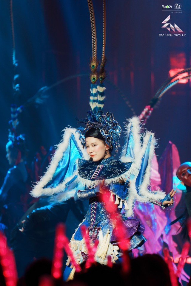 Tại tiết mục Hề ở Live stage 2, Pháo cùng các thành viên đã thể hiện sự đa dạng trong âm nhạc. Tuy nhiên, màn trình diễn này nhận nhiều ý kiến trái chiều, khiến Pháo đối mặt với những đánh giá về sự mờ nhạt.