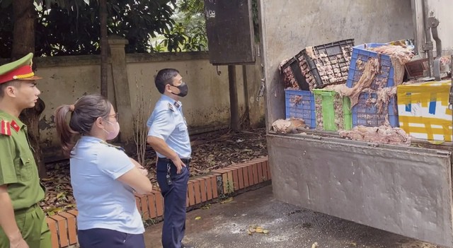 Cận cảnh hơn 2 tấn thực phẩm đông lạnh bốc mùi hôi thối vừa được chặn đứng tại Hà Nội khi đang trên đường tiêu thụ.