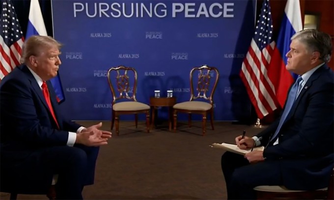 Tổng thống Trump và phóng viên Sean Hannity trong cuộc phỏng vấn ngày 15/8. Ảnh: Fox News